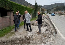 Visita de técnicos, alcalde, Julio Arranz, y el concejal de Obras, José Manuel Martínez, a la calle Galicia.