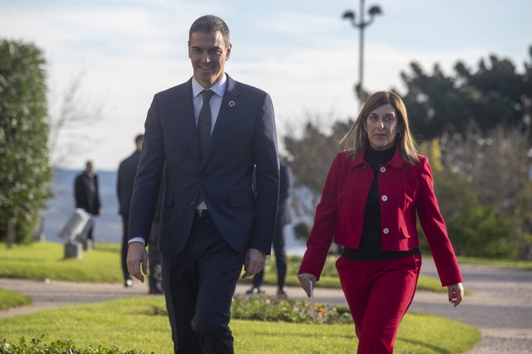 Pedro Sánchez y María José Sáenz de Buruaga, en la Conferencia de Presidentes de Santander.