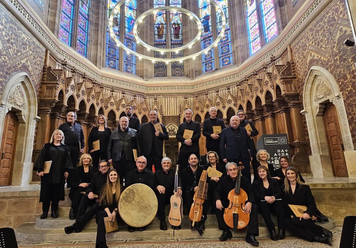 Miembros de A Cappella junto a los músicos que les acompañarán en el concerto.