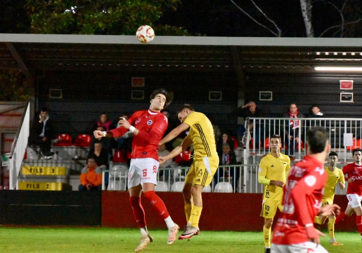 Carral pugna por un balón aéreo con un rival.