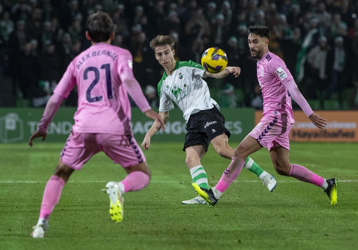 Javi Castro trata de impedir que los jugadore del Eldense se hagan con la pelota.