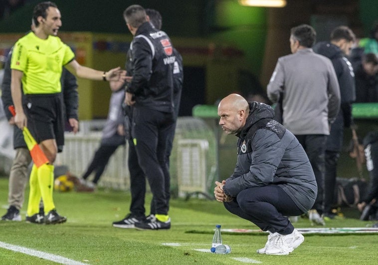 José Alberto, con cara de póquer y enfadado en su banquillo