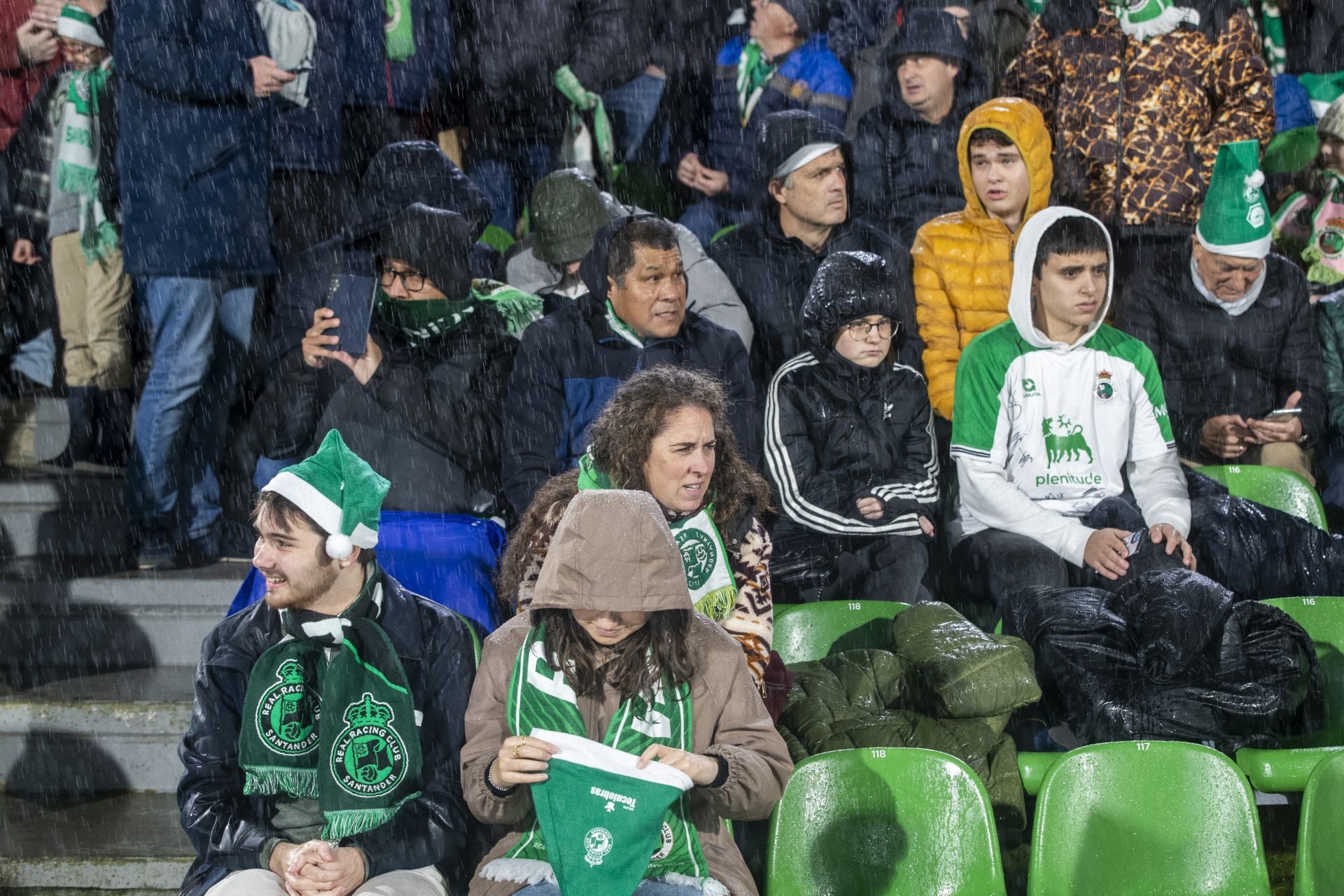 Los aficionados desafiaron a la lluvia. 