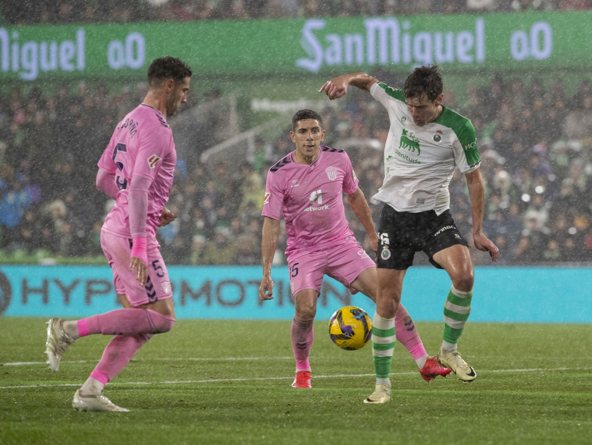 Marco Sangalli controla el balón entre Sergio Ortuño y Fran Gámez. 