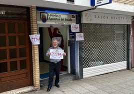 Antonio Barbero, el lotero agraciado con un boleto del cuarto premio en su Administración de Fernando de los Ríos (Santander).