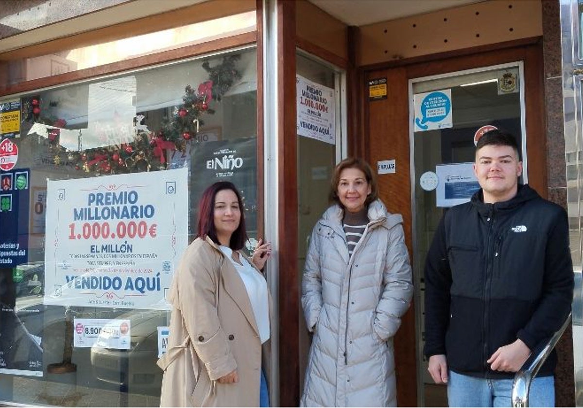 Judith González, Sandra Lucero y Borja Pérez, trabajadores de la Administración.