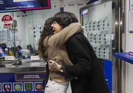 En la foto: Celebración en la administración 1 de Santillana del Mar, en la calle Juan Infante 4, donde se han repartido 40.000 euros. Vídeo: celebración del doble premio en San Román.