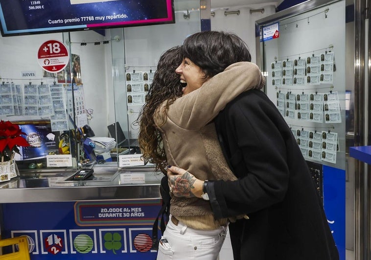 En la foto: Celebración en la administración 1 de Santillana del Mar, en la calle Juan Infante 4, donde se han repartido 40.000 euros. Vídeo: celebración del doble premio en San Román.