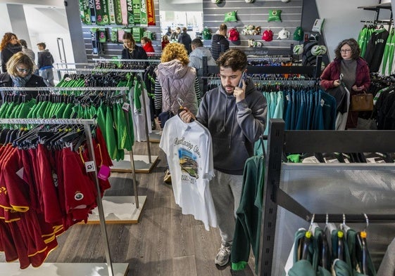 La tienda del Racing, ayer. Largas colas desde primerahora de la mañana.