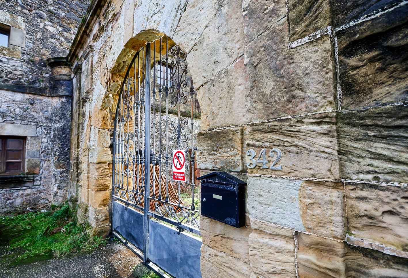 Detalle de la portalada del histórico inmueble en Miengo.