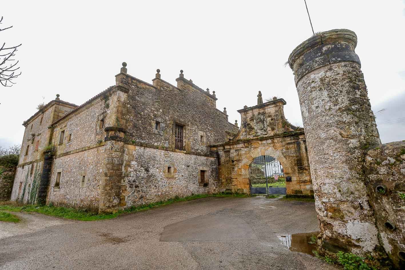 Otra panorámica de este magnífico conjunto arquitectónico que perteneció al linaje de los Torre Herrera en Miengo. 