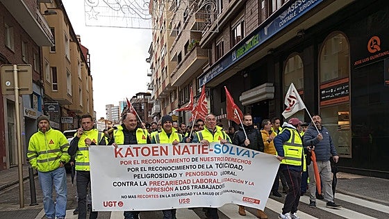 Los trabajadores en huelga de una contrata de Solvay se manifiestan en Torrelavega