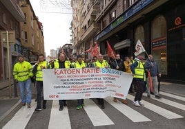 Los trabajadores recorren las calles de Torrelavega.