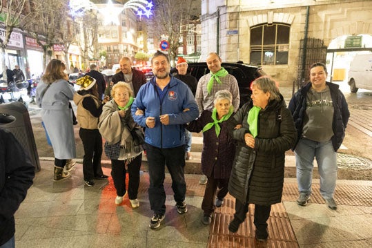 Los propios taxistas ayudaron a los mayores a bajarse de los vehículos y ver de cerca las luces de la plaza del Ayuntamiento.