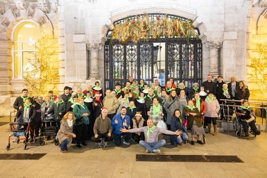 Los mayores de la residencia Santa Lucía posan frente al ayuntamiento junto a los taxistas y concejales.