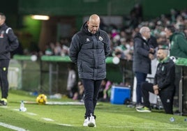 José Alberto López camina el domingo cabizbajo por la banda de los Campos de Sport.