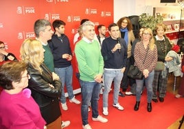 Zuloaga escucha la intervención de Casares, ayer, en la copa del PSOE de Santander, que estrenó sede.