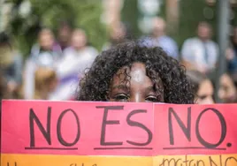 Una ciudadana protesta en una manifestación contra la violencia machista.