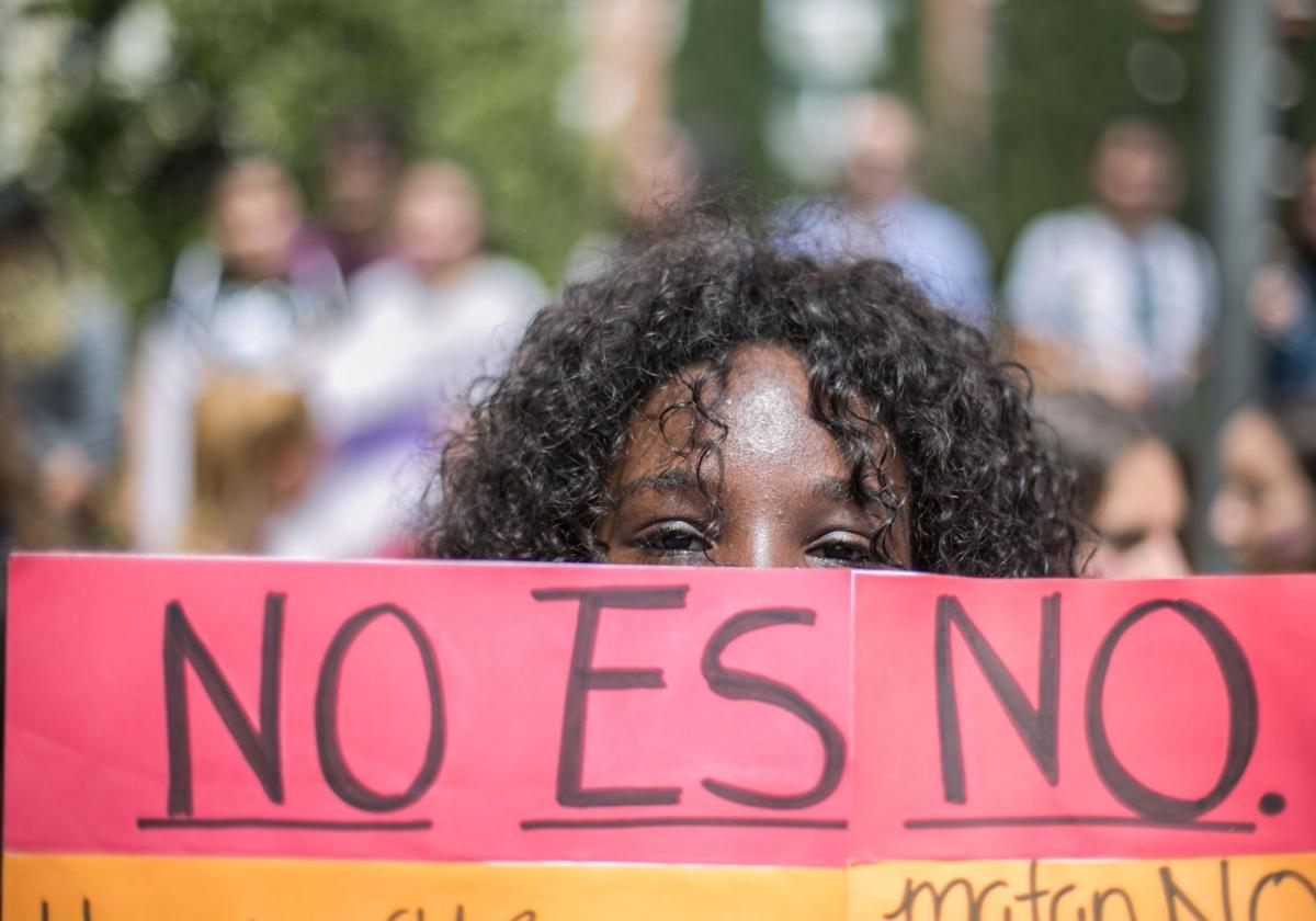 Una ciudadana protesta en una manifestación contra la violencia machista.