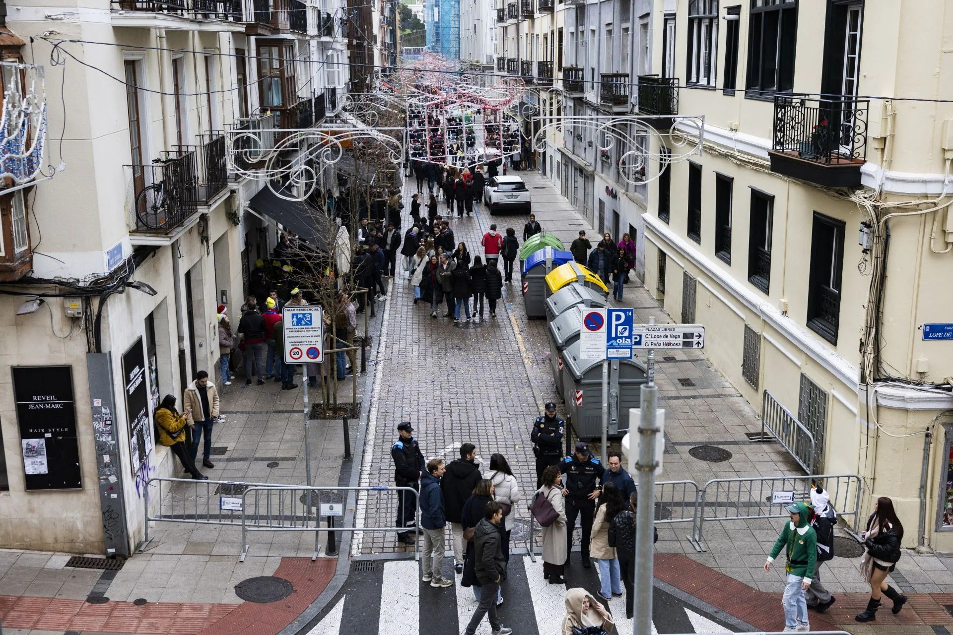 Imagen después - Imágenes de la misma calle a la misma hora este año y en la Tardebuena de 2022.