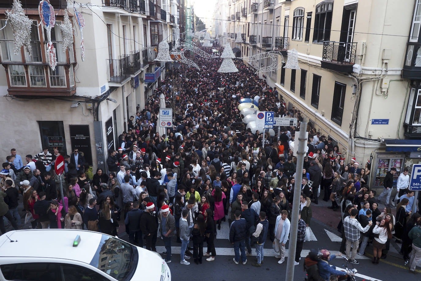 Imagen antes - Imágenes de la misma calle a la misma hora este año y en la Tardebuena de 2022.