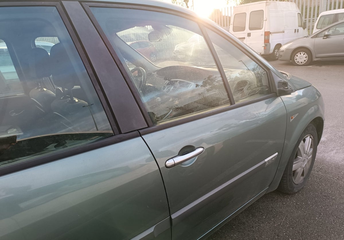 El coche implicado en el atropello de La Albericia perdió el retrovisor derecho por el impacto.