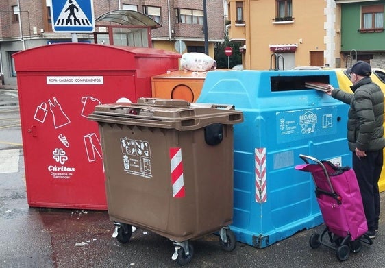 Un contenedor marrón en Los Corrales de Buelna, uno de los pocos lugares que ya ha implantado el sistema.