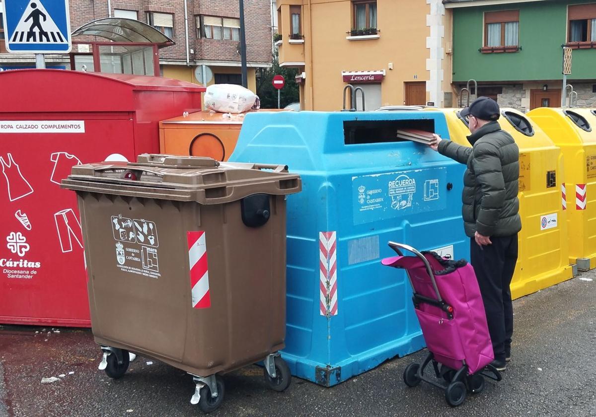 Un contenedor marrón en Los Corrales de Buelna, uno de los pocos lugares que ya ha implantado el sistema.