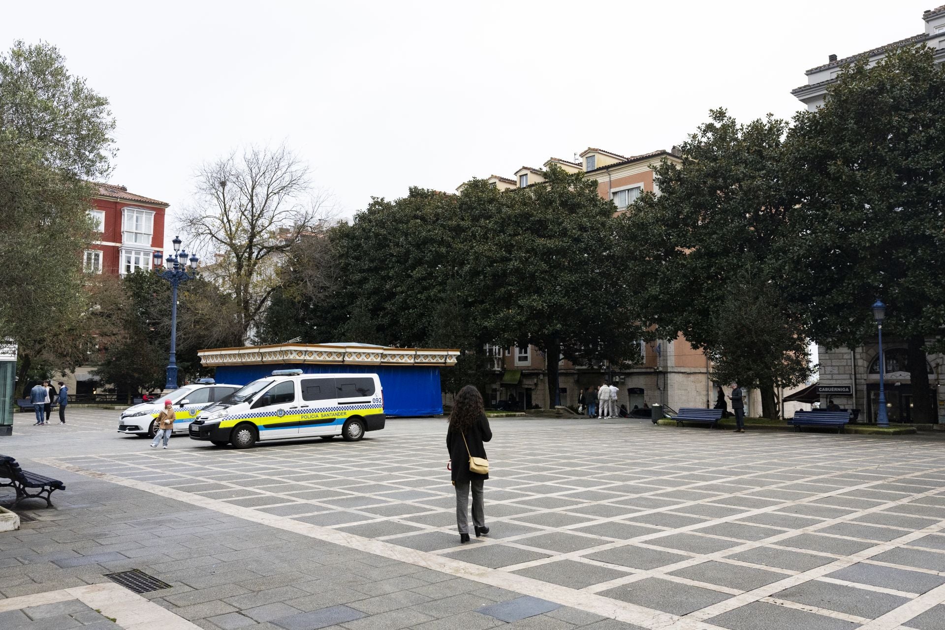 Los agentes policiales han impedido el acceso a la plaza de Pombo de bebidas alcohólicas.