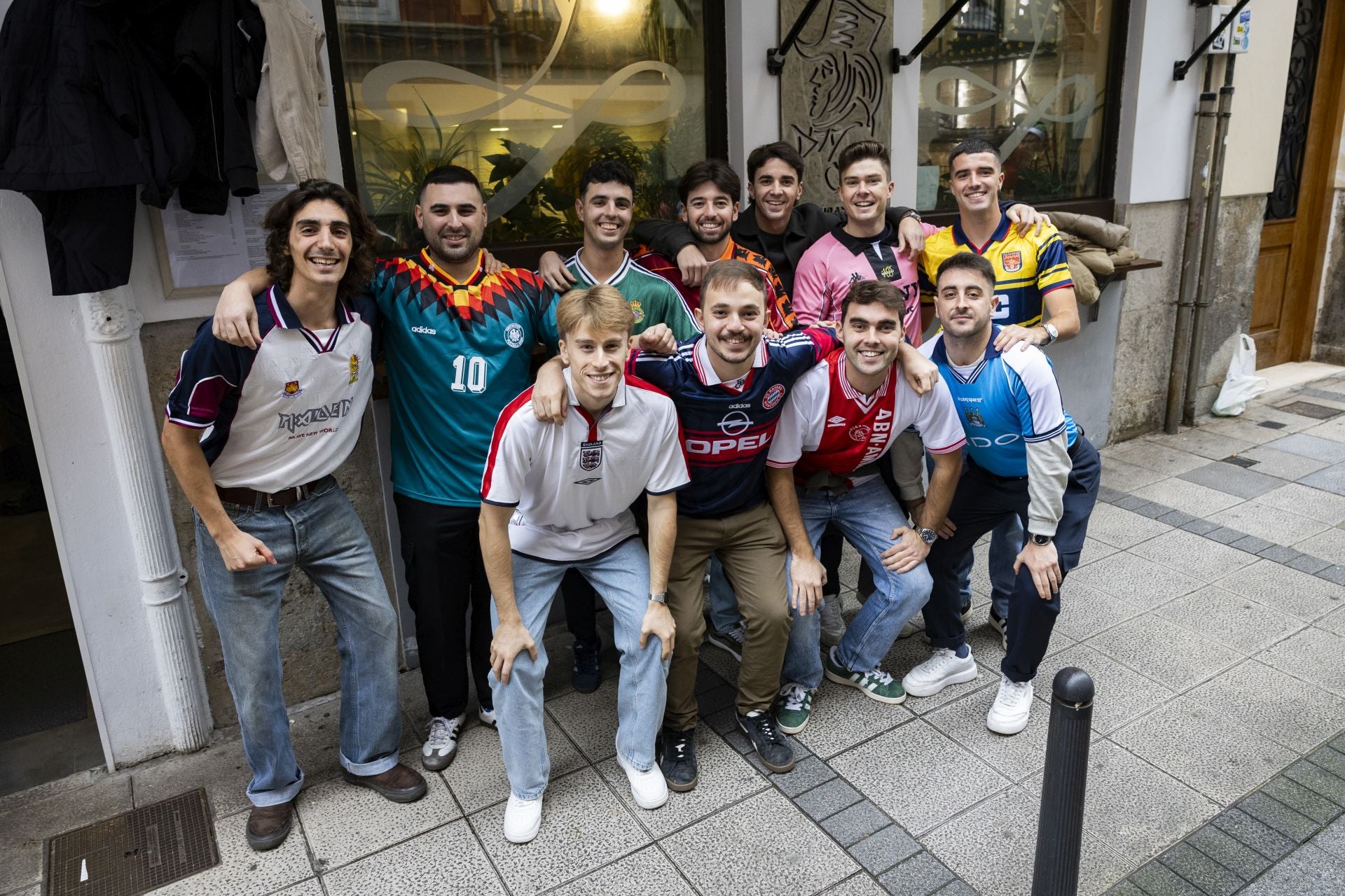 ﻿En la fila de atrás: Javier Tausia, Alejandro Blázquez, Jaime Hoyuela, Bao Dehgan, Iñigo González, Borja García y Pablo Bolado. En la fila de abajo: Miguel Celorio, Diego Ceballos, Manuel Fernández y Ángel Pardo,