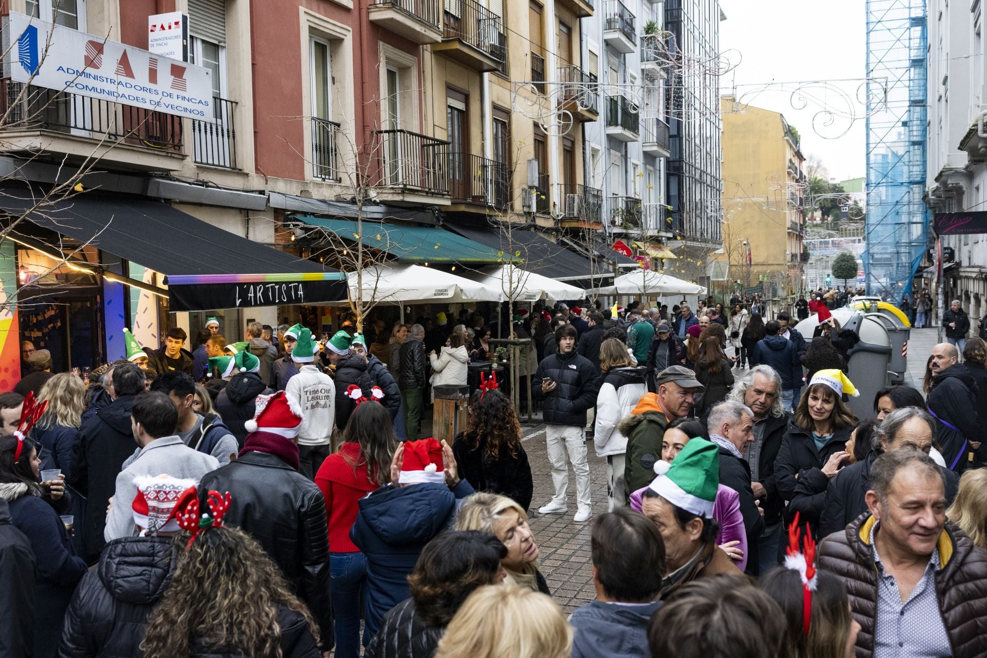 Los santanderinos portaban gorros y diademas navideñas por Peña Herbosa. 