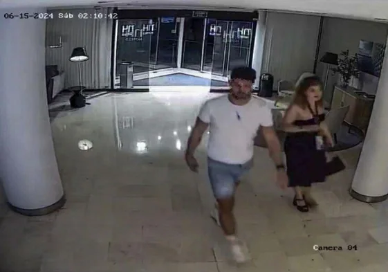 El hombre denunciado por sumisión química y la denunciante, entrando al hotel de Santander.