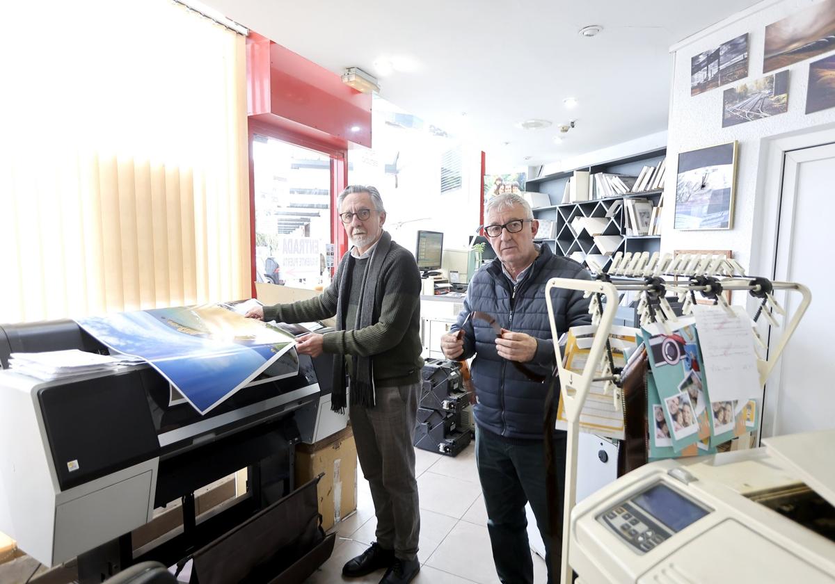 Los hermanos Diego y José Carlos Labrador, trabajando en el laboratorio de su tienda.