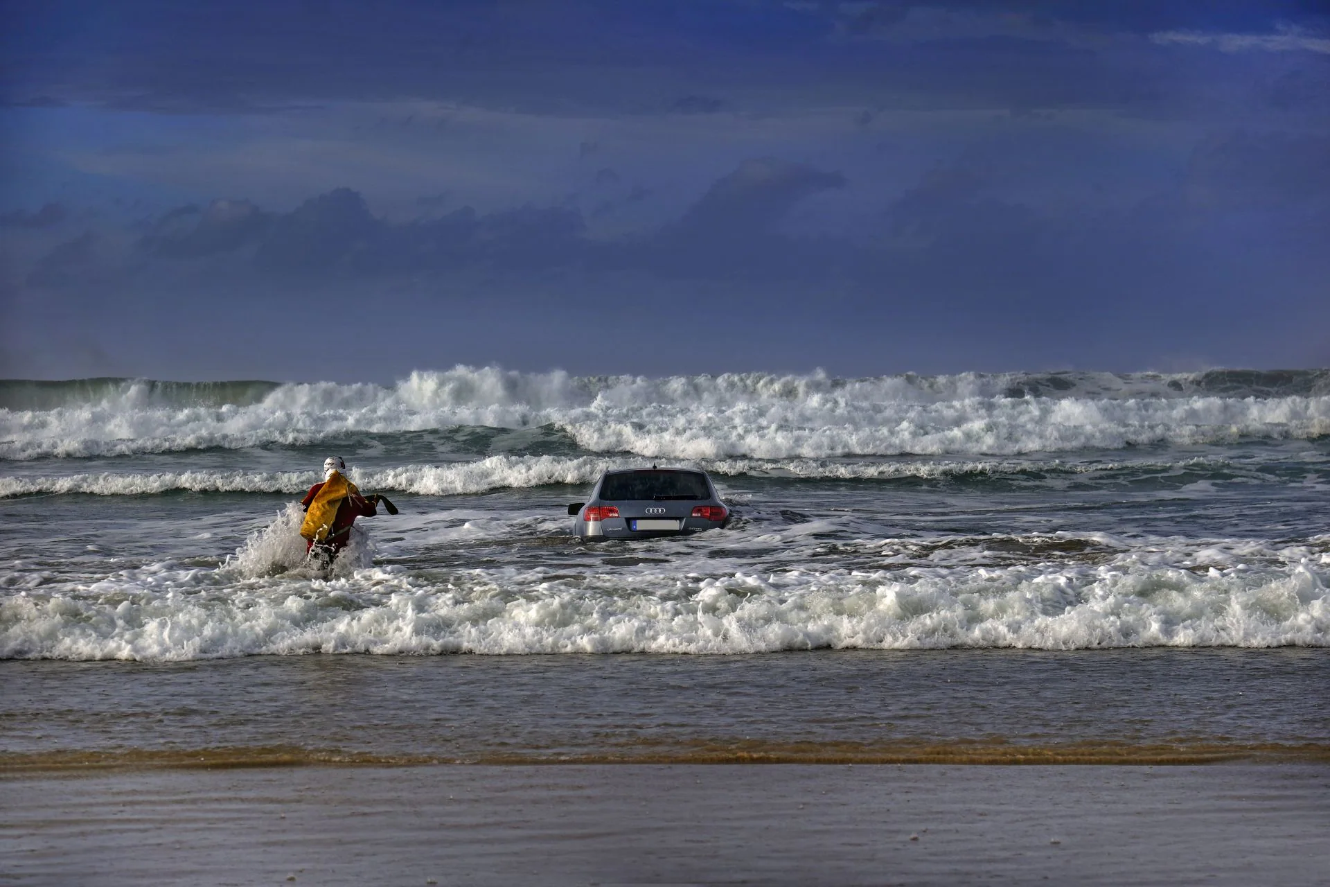 Una pareja palentina tuvo la ocurrencia en mayo de hacer trompos en la playa de Oyambre. En una de las maniobras, el coche quedó atrapado en la orilla y ellos lo abandonaron allí y se fueron a tomar algo al chiringuito. Tuvieron que intervenir los bomberos del Parque de Valdáliga del 112, que se encontraron con que el mar se llevaba el vehículo... que pudo ser rescatado con éxito por los servicios de emergencia.