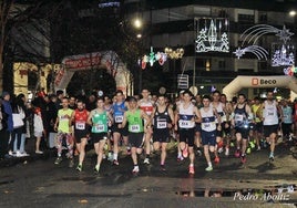 Los corredores de la categoría masculina a la salida de la carrera.