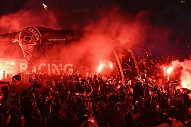 Bengalas, cánticos y mucha expectación. La de las grandes noches de fútbol. Más de 500 personas desafiaron al frío el 10 de febrero para recibir a la puerta de los Campos de Sport la llegada del autobús del Racing. Respondían a la convocatoria de las peñas, en un partido que comenzó con el homenaje a los héroes del plante y terminó con un 2-0 favorable al equipo cántabro. El Racing, que recuperó su mejor versión, apabulló al Espanyol.