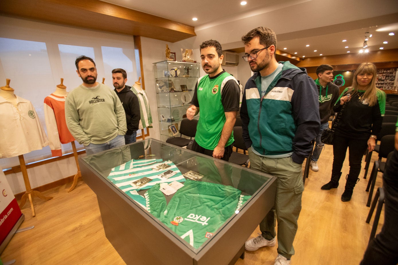 Las camisetas antiguas e icónicas del Racing no faltan en el Museo. 