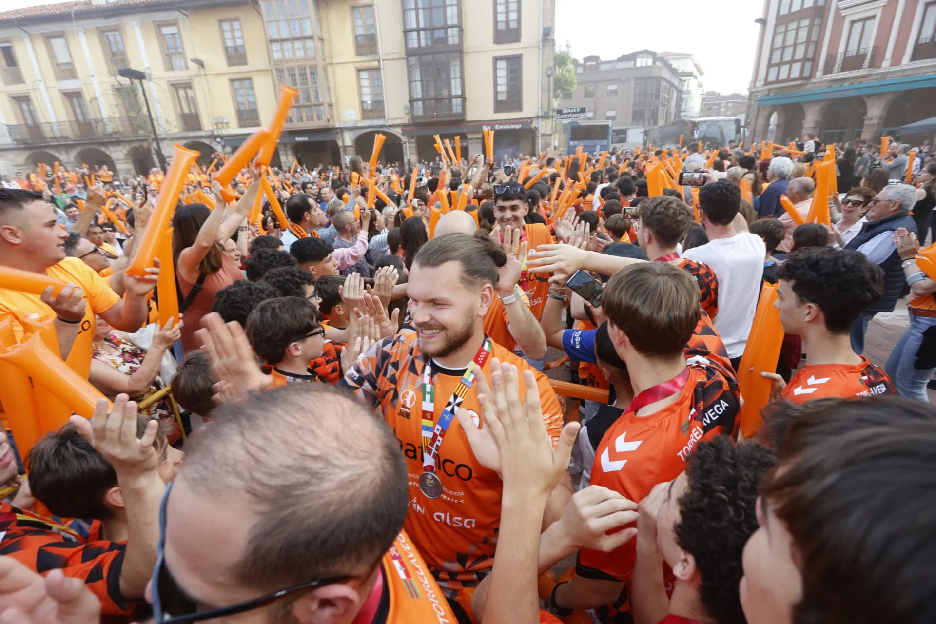 Alrededor de un millar de personas tomaron la Plaza Roja para recibir a un Bathco subcampeón de Copa en una fiesta para toda la familia el 4 de junio. Poco después de las ocho de la tarde, el autobús naranja aparcó junto al epicentro del homenaje y todos los 'alé Torrelavega alé alé' que se habían murmurado hasta el momento subieron de volumen hasta escucharse por encima de las tracas y petardos que estallaron para recibir al equipo.