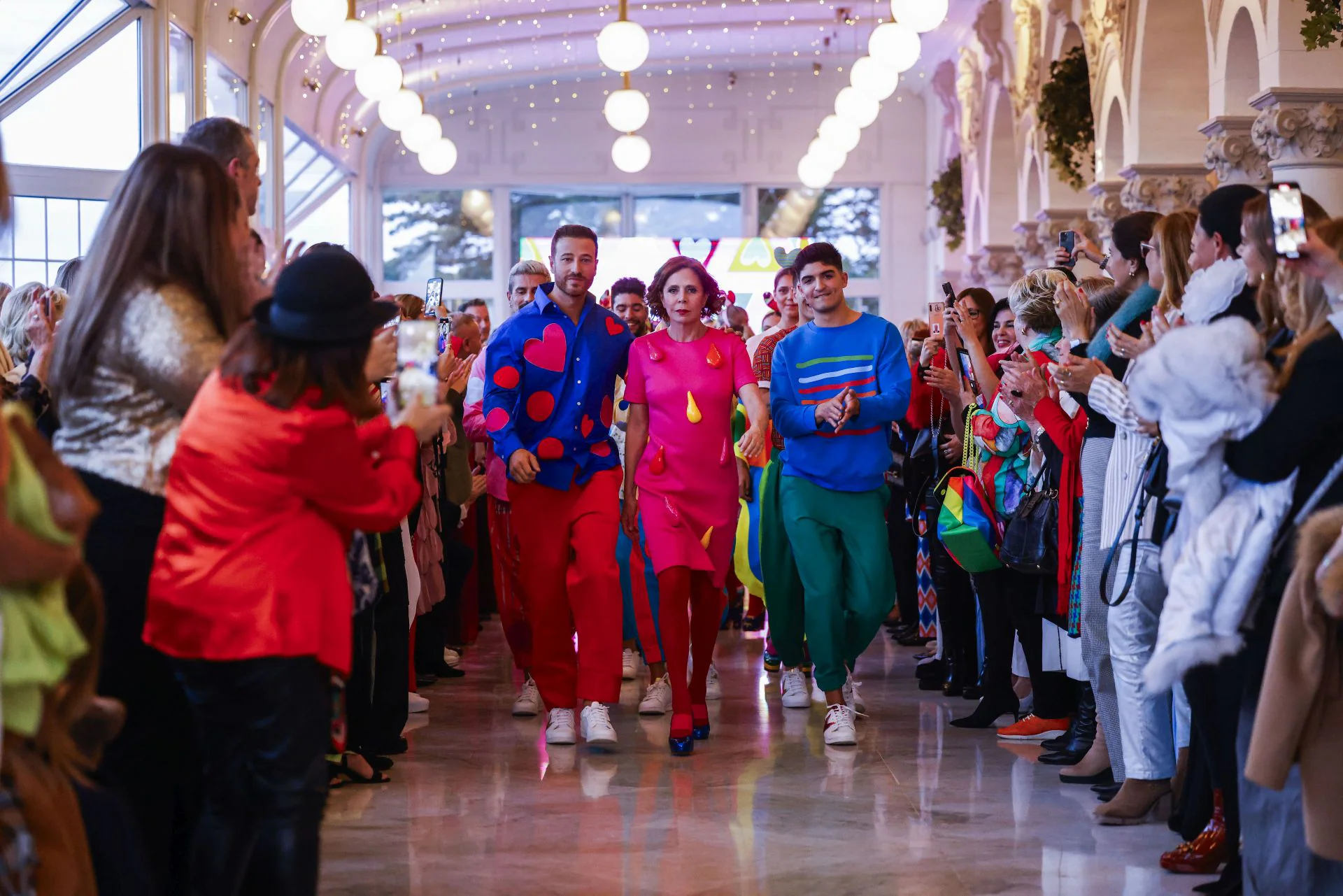 Ágatha Ruiz de la Prada volvió en abril a Santander para arropar, esta vez, al diseño cántabro con motivo de la Pasarela Moda Norte que se celebró en el Hotel Real. Durante dos días, quince firmas de ropa, peletería, calzado, complementos y joyería de varios puntos de la Cornisa Cantábrica desfilaron en este evento que fomenta la creación artesanal y los ecosistemas locales de producción y distribución.