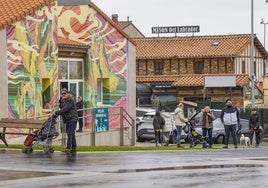 Vecinos pasean por la localidad de Liencres (Piélagos).