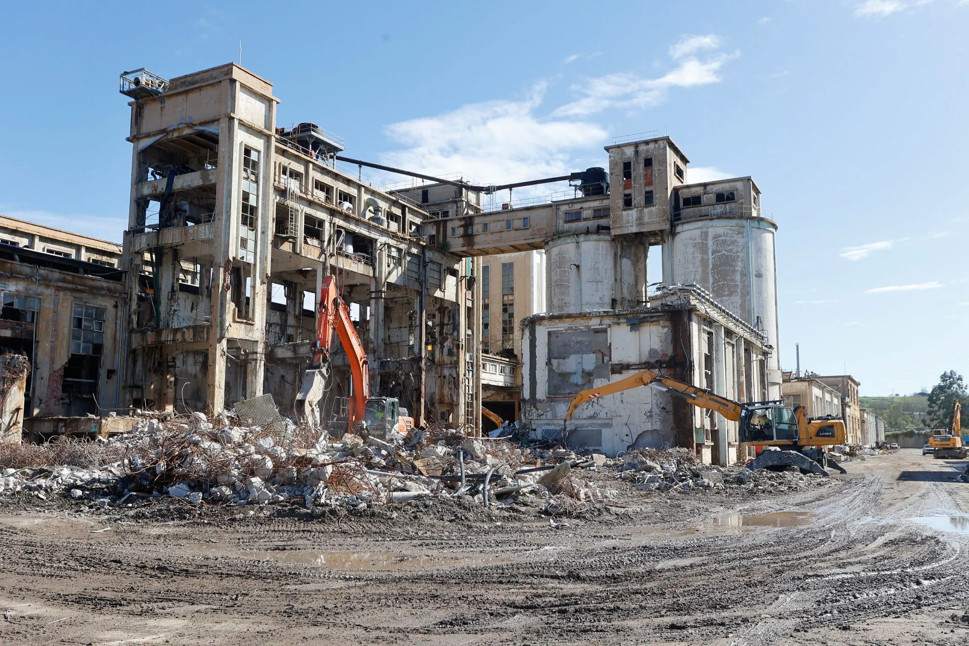 El desmantelamiento del complejo de Sniace se ha prolongado durante todo el año, con retrasos sobre las fechas iniciales previstas. En un proyecto de tal envergadura cuadrar los plazos no es sencillo, pero van dando pasos las primeras proyecciones en torno al fin de la historia de Sniace en Torrelavega y el inicio de una nueva aventura a lomos del hidrógeno verde impulsada por RIC Energy y la cántabra Copsesa.