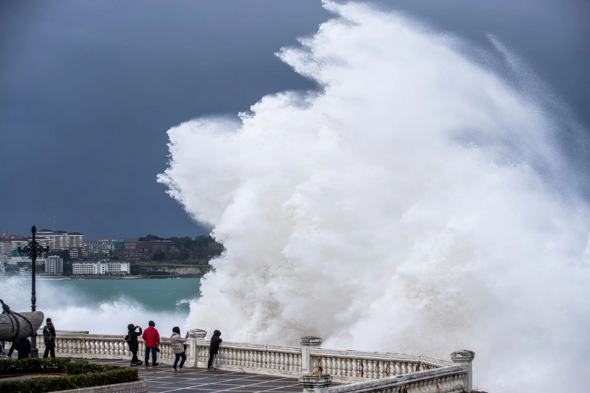 El temporal provocó en febrero un drástico cambio del tiempo, con intensas lluvias y rachas de viento muy fuertes. Muchos curiosos se acercaron a la costa para retratar la bravura del Cantábrico, pese a las advertencias de los servicios de emergencia. Mientras, en el mar, los amantes del surf y otras disciplinas deportivas disfrutaron de las olas.