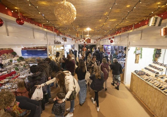 El mercado recibe multitud de visitas diarias en busca de regalos de Navidad.