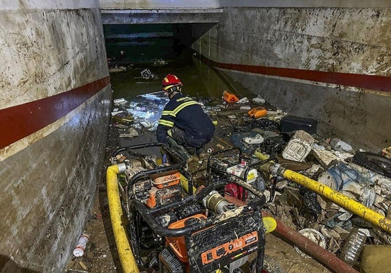 Roberto Carballo achica agua en un garaje de Alcudia. dm