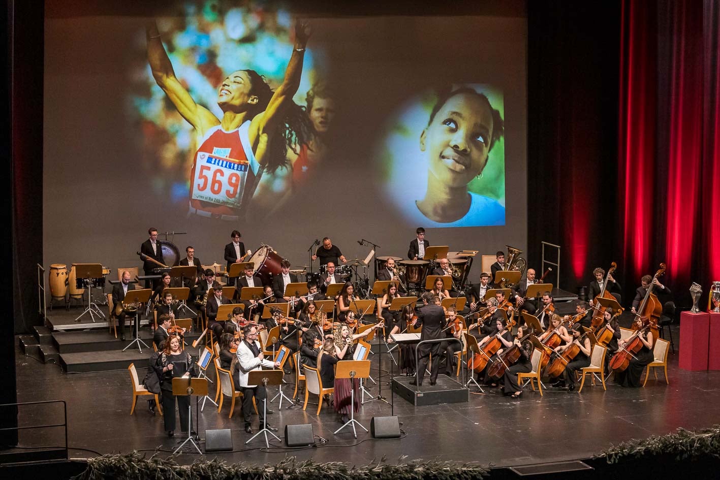 La Joven Orquesta Ataúlfo Argenta amenizó la Gala.