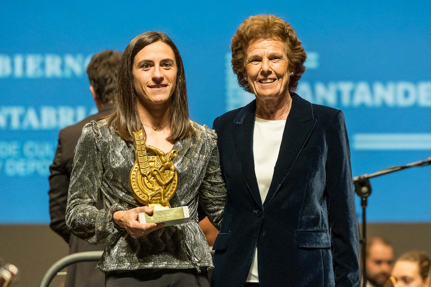 Beatriz Pérez recibió de Beatriz Pellón la distinción de los Valores Deportivos.