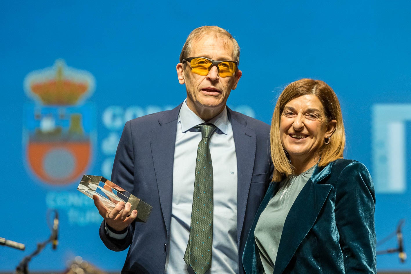 José Luis Llorente Gento recibió de María José Sáenz de Buruaga el Premio Juan Manuel Gozalo.