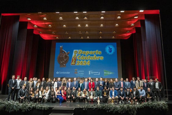 Foto de familia de los premiados en la Gala del Deporte Cántabro