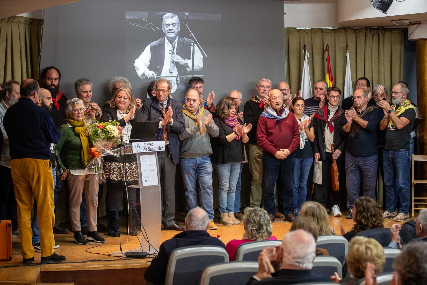 La viuda del rabelista, Cristina Incera, recogió muy emocionada un bonito ramo de flores.