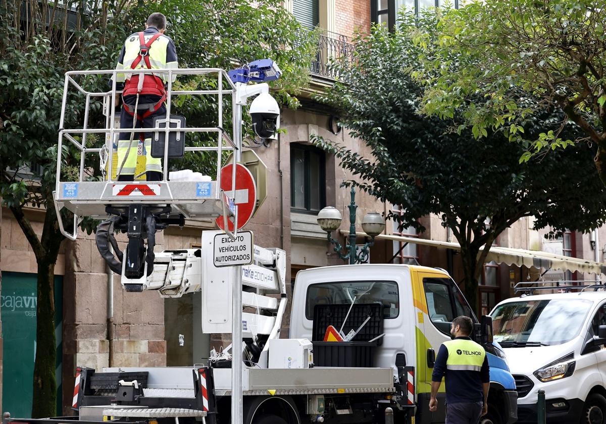 Instalación de cámaras en la calle Santander.